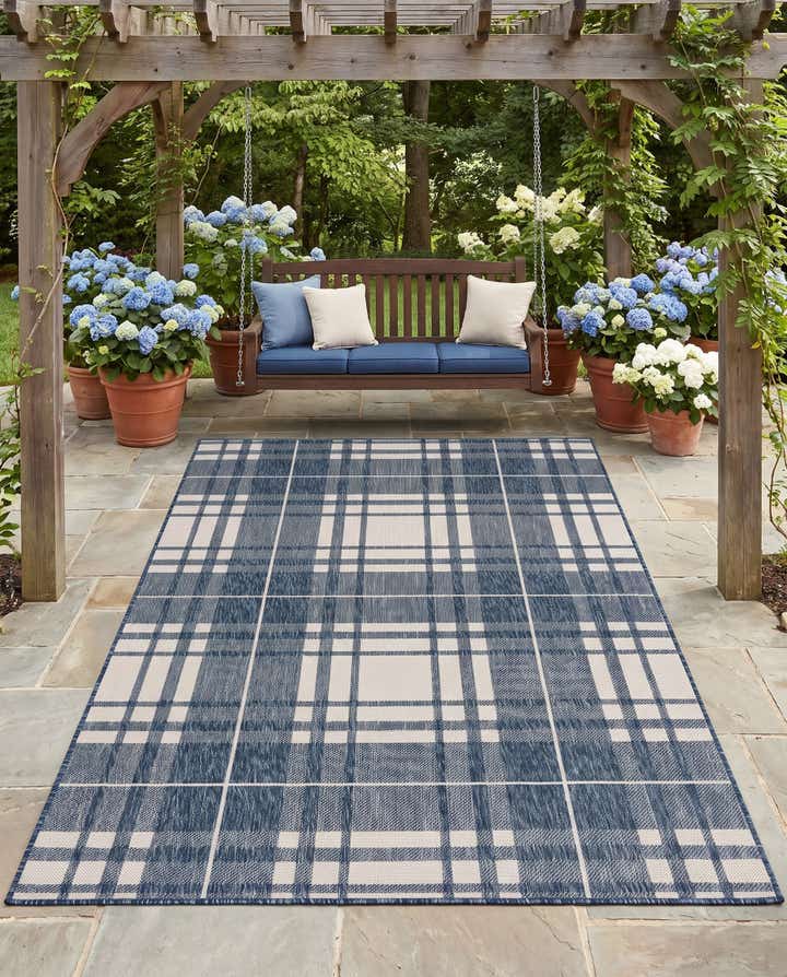 5' 3 x 8' Easy-Clean Checkered Indoor / Outdoor Rug