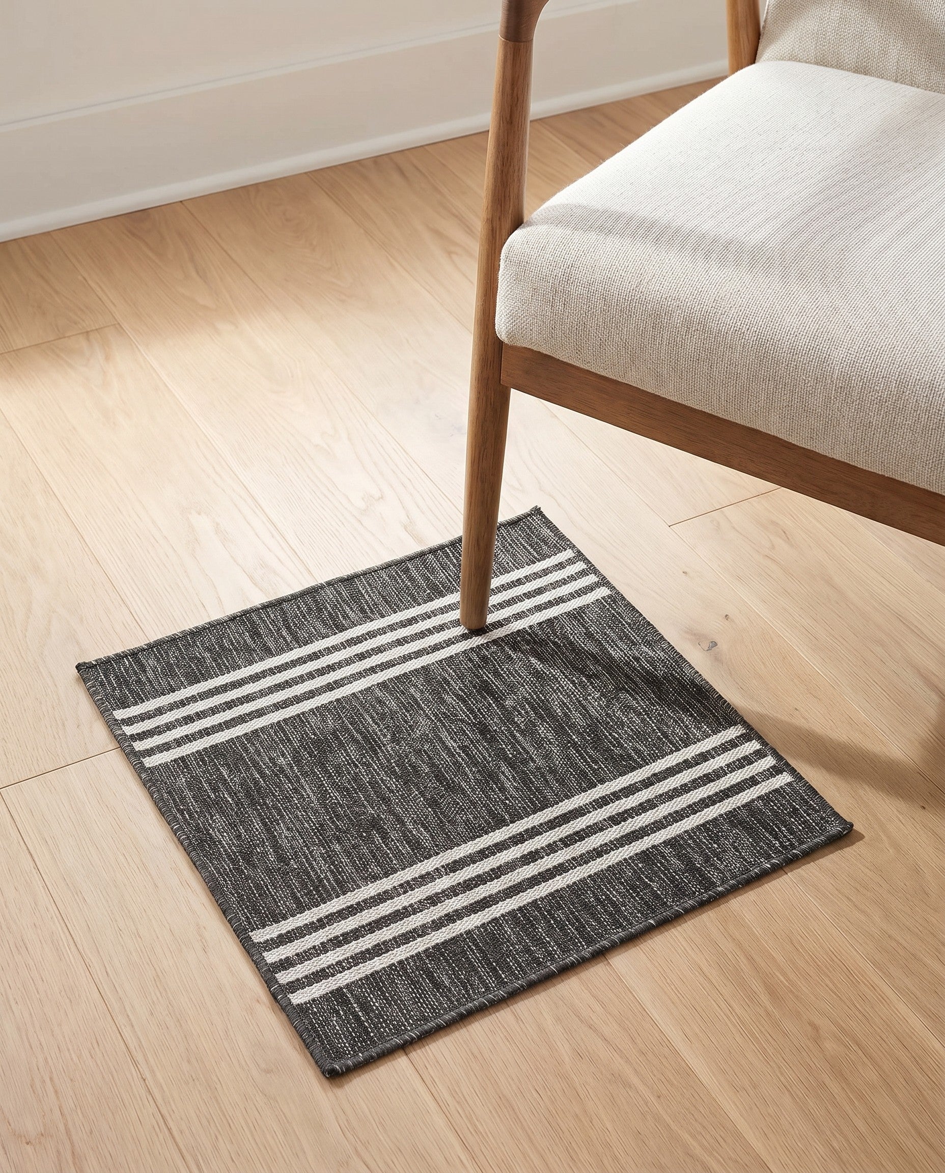 1' 4 x 1' 4 Easy-Clean Jill Zarin Indoor / Outdoor Sample Rug