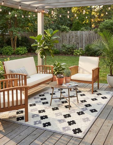 5' x 7' 7 Easy-Clean Indoor / Outdoor Rug