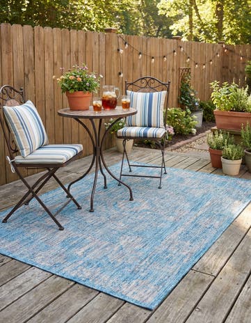 Light Aqua Easy-Clean Traditional Indoor / Outdoor Rug