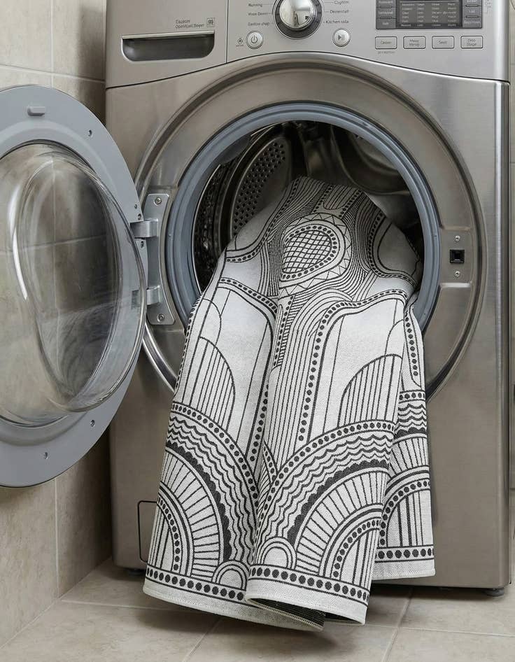 Detail image of  7' x 10'  Washable Traditional Indoor / Outdoor Rug