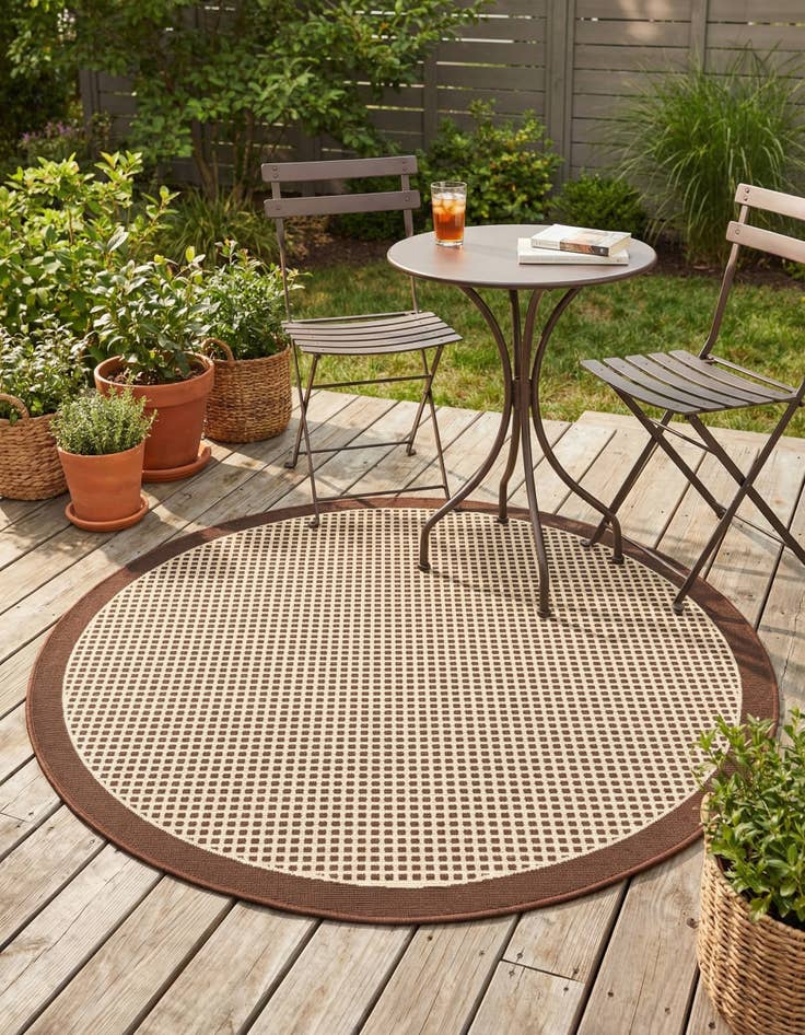 Detail image of 4' x 4' Easy-Clean Border Indoor / Outdoor Round Rug