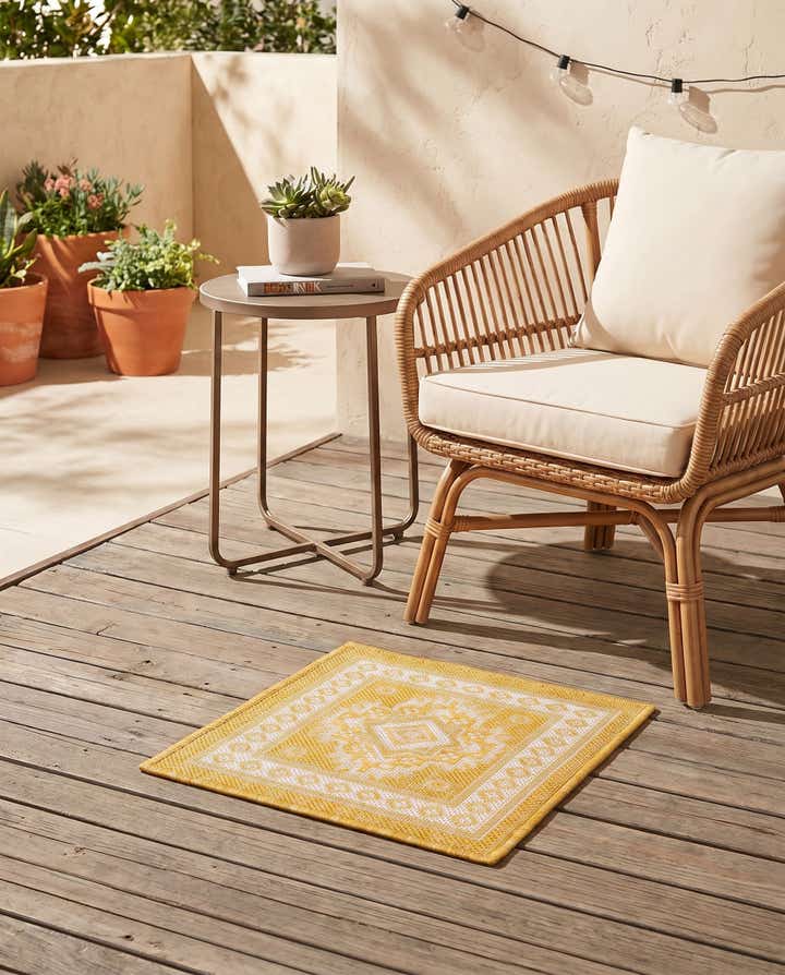 1' 4 x 1' 4 Easy-Clean Aztec Indoor / Outdoor Sample Rug