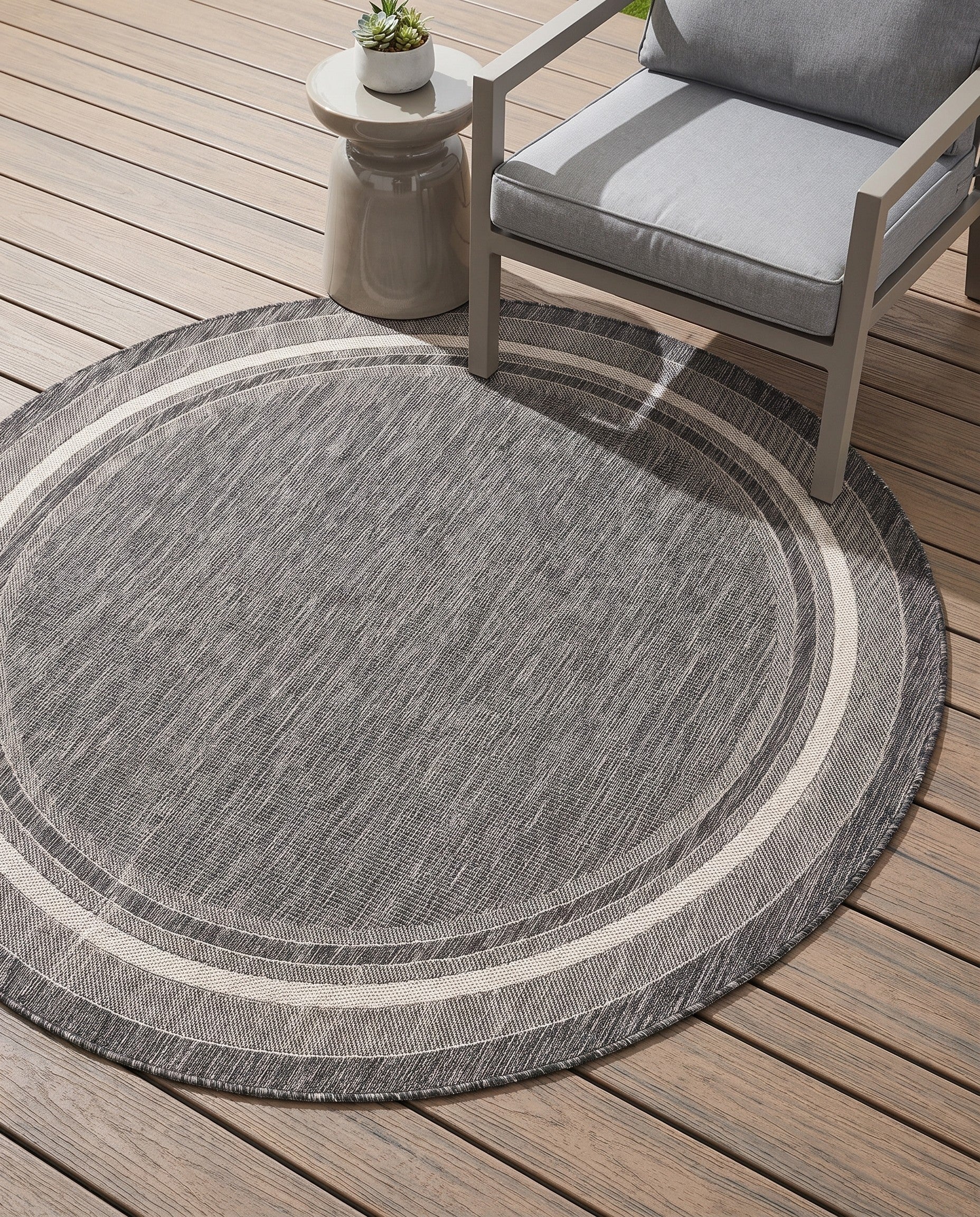 5' 3 x 5' 3 Easy-Clean Border Indoor / Outdoor Round Rug
