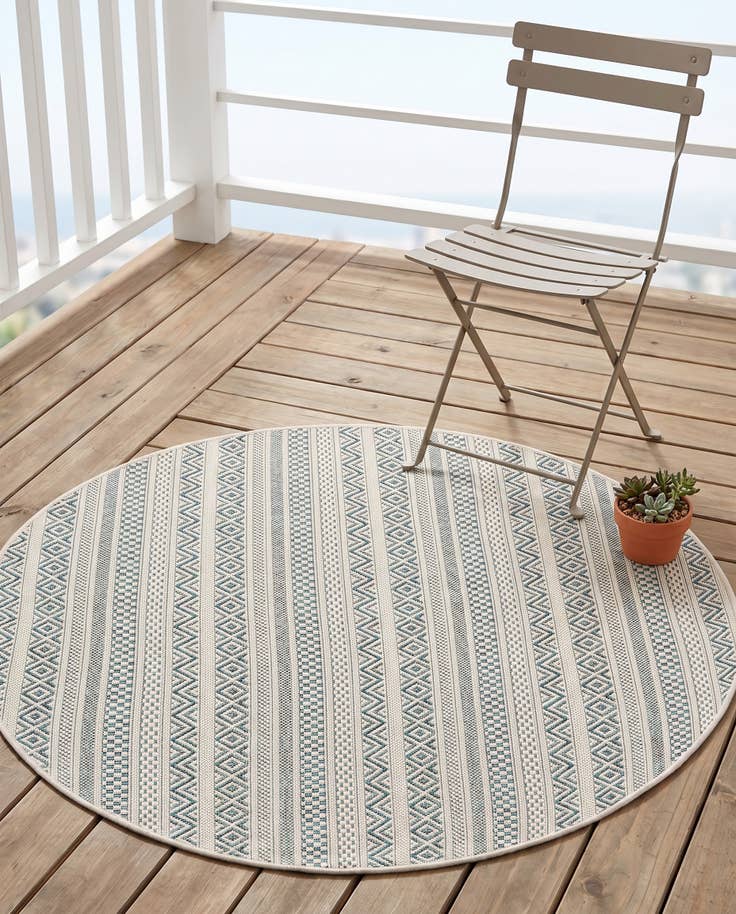 Detail image of 4' x 4' Easy-Clean Striped Indoor / Outdoor Round Rug