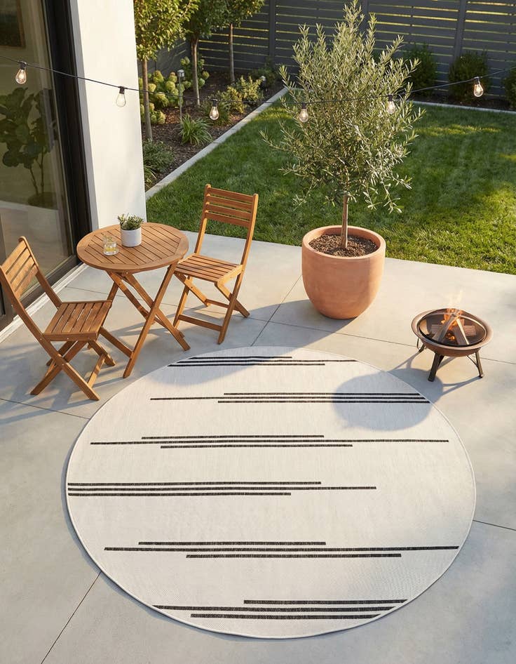 Detail image of 6' x 6' Easy-Clean Modern Indoor / Outdoor Round Rug