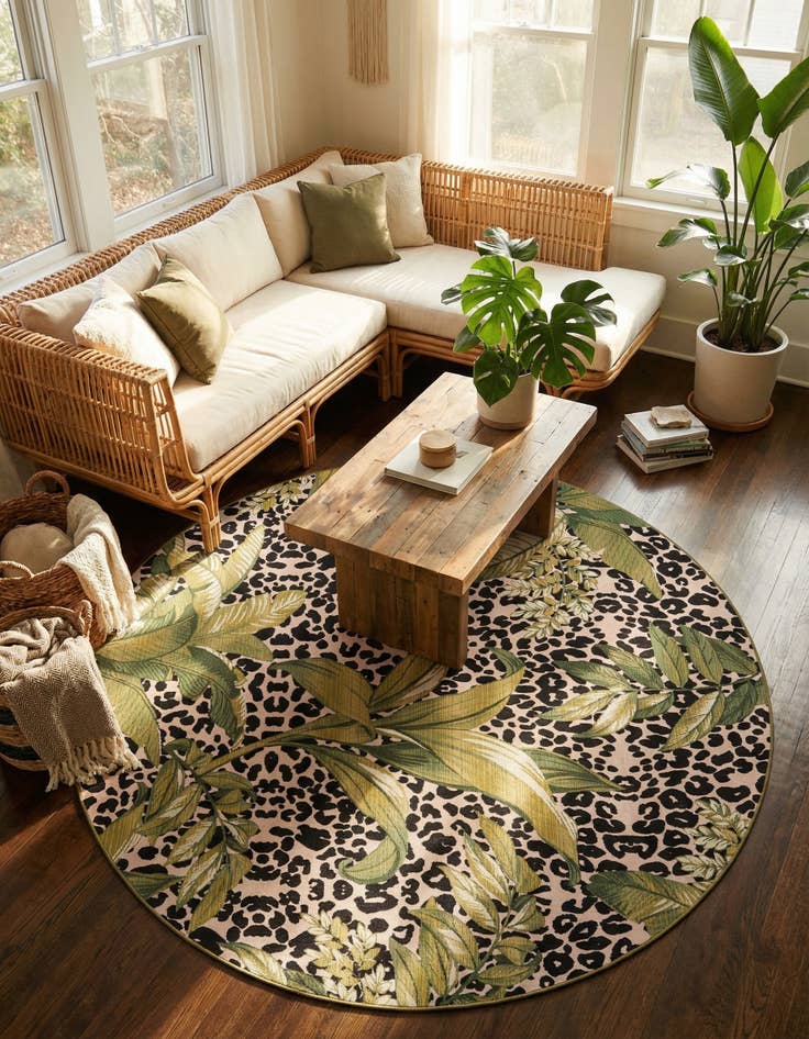 Detail image of 7' 10 x 7' 10  Washable Botanical Indoor / Outdoor Round Rug