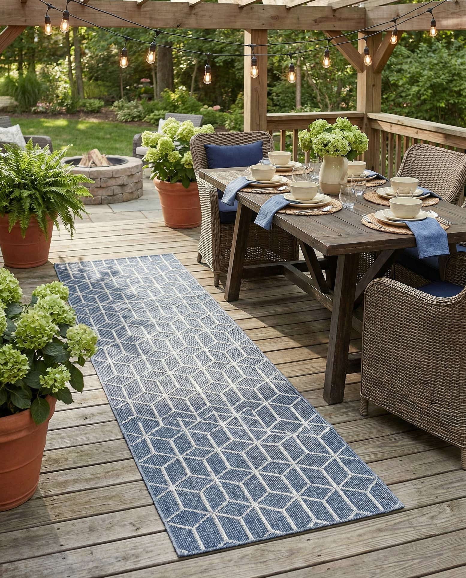 2' 7 x 12' Easy-Clean Trellis Indoor / Outdoor Runner Rug