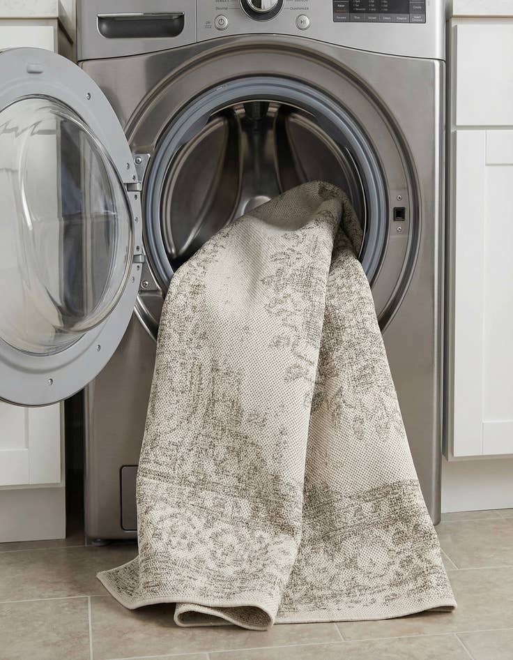 Detail image of  4' x 6'  Washable Traditional Indoor / Outdoor Rug