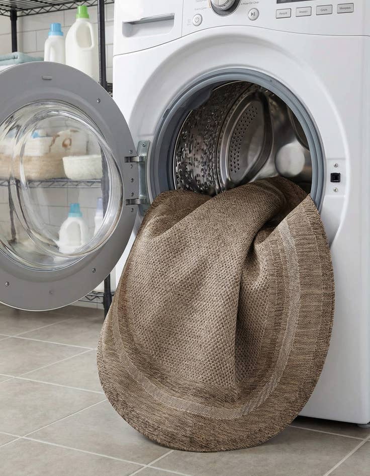 Detail image of 7' 10 x 7' 10  Washable Border Indoor / Outdoor Round Rug