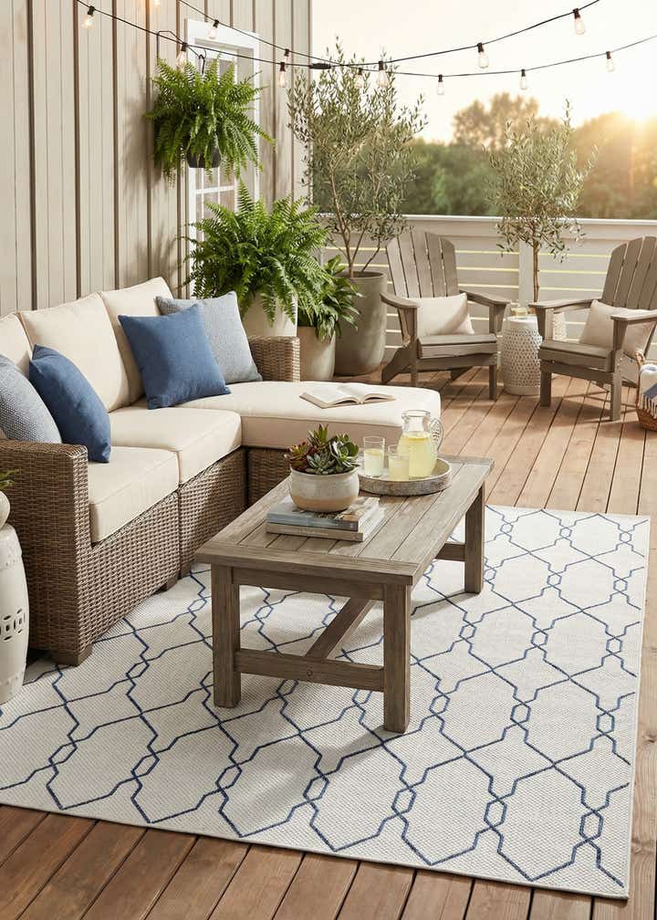 7' x 10' Easy-Clean Trellis Indoor / Outdoor Rug