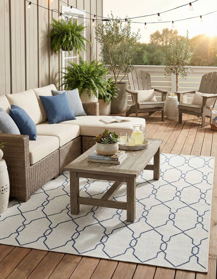Detail image of 7' x 10' Easy-Clean Trellis Indoor / Outdoor Rug