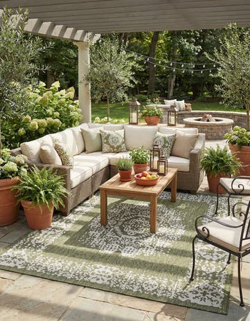 7' 10 x 7' 10 Easy-Clean Traditional Indoor / Outdoor Square Rug