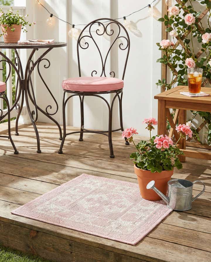 1' 4 x 1' 4 Easy-Clean Traditional Indoor / Outdoor Sample Rug