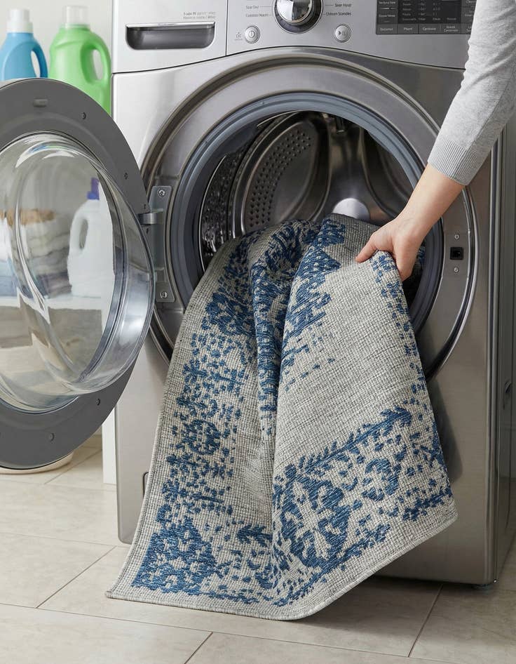 Detail image of 7' 10 x 7' 10  Washable Traditional Indoor / Outdoor Square Rug