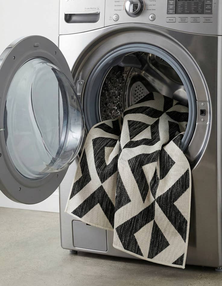 Detail image of 1' 4 x 1' 4  Washable Jill Zarin Napa Indoor / Outdoor Sample Rug