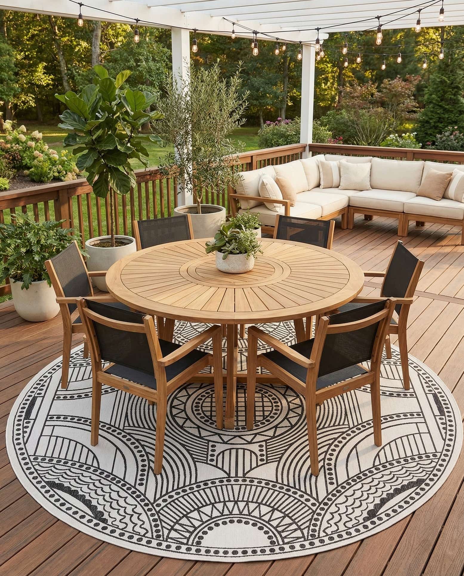 13' x 13' Easy-Clean Traditional Indoor / Outdoor Round Rug