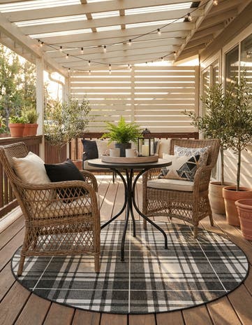 7' 10 x 7' 10 Easy-Clean Checkered Indoor / Outdoor Round Rug