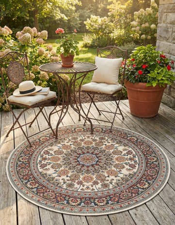 4' 1 x 4' 1 Easy-Clean Traditional Indoor / Outdoor Round Rug