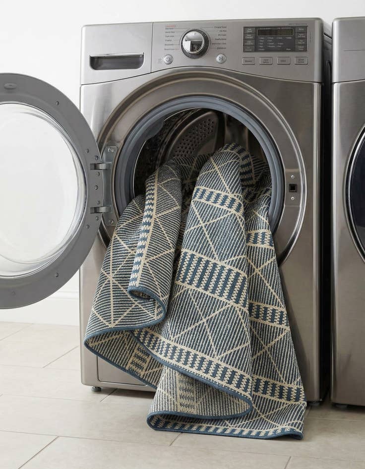 Detail image of 7' 10 x 7' 10  Washable Trellis Indoor / Outdoor Round Rug