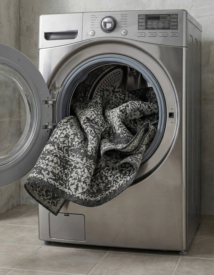 Detail image of 7' 10 x 10'  Washable Traditional Indoor / Outdoor Rug