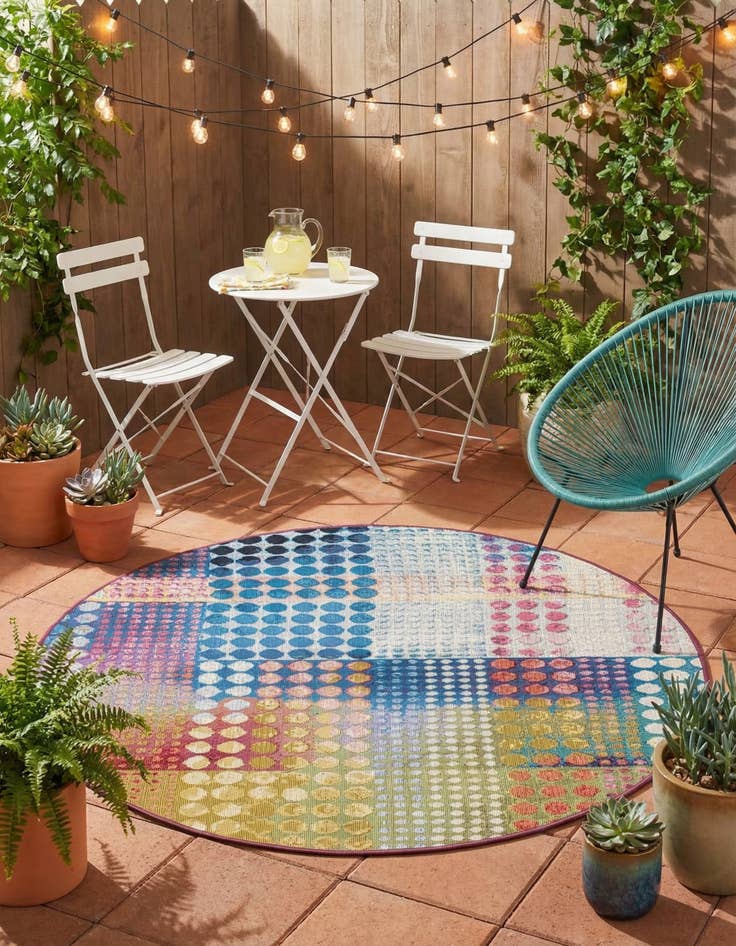 Detail image of 4' x 4'  Washable Modern Indoor / Outdoor Round Rug
