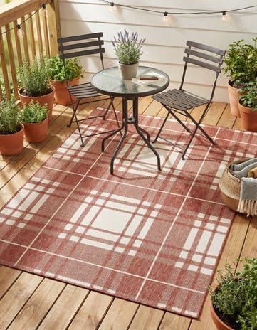 5' 3 x 7' Easy-Clean Checkered Indoor / Outdoor Rug
