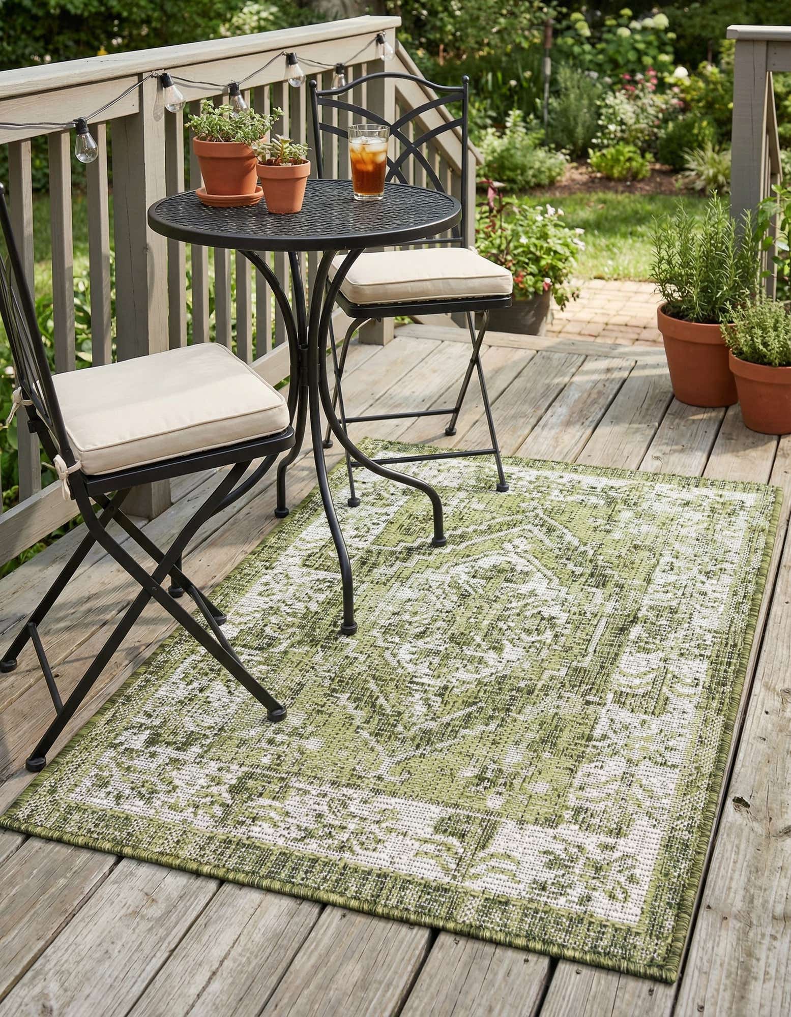 2' x 3' Easy-Clean Traditional Indoor / Outdoor Rug