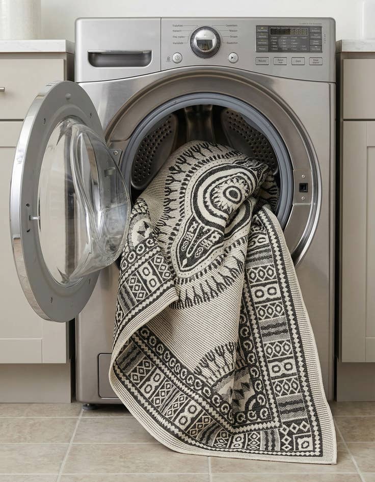 Detail image of  7' 10 x 7' 10  Washable Traditional Indoor / Outdoor Square Rug