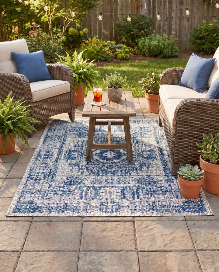 4' x 6' Easy-Clean Traditional Indoor / Outdoor Rug