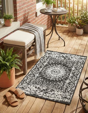 Black and White Easy-Clean Traditional Indoor / Outdoor Rug