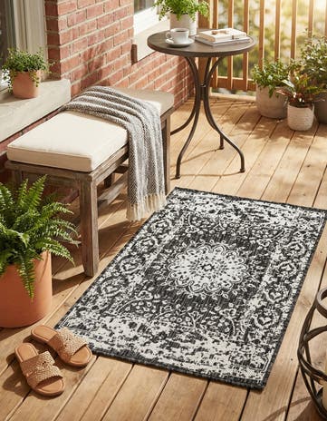 Black and White Easy-Clean Traditional Indoor / Outdoor Rug