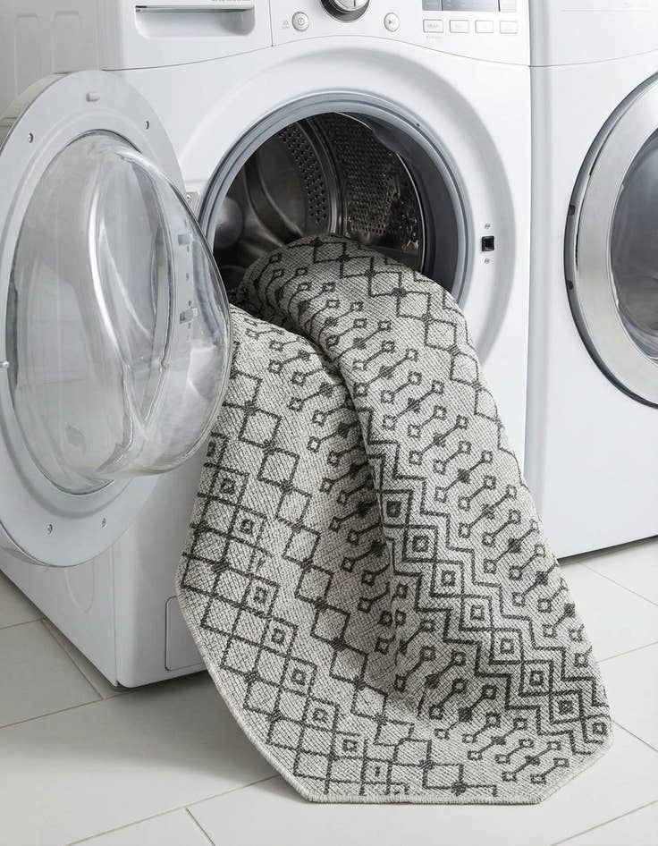 Detail image of 5' 3 x 5' 3  Washable Trellis Indoor / Outdoor Octagon Rug