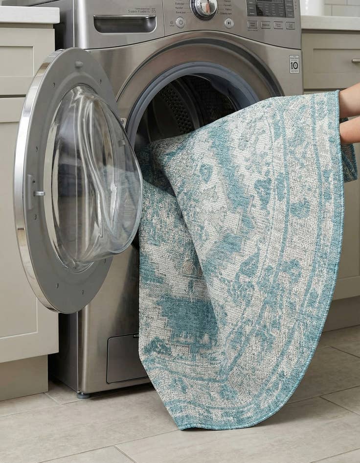 Detail image of 5' 3 x 5' 3  Washable Traditional Indoor / Outdoor Round Rug