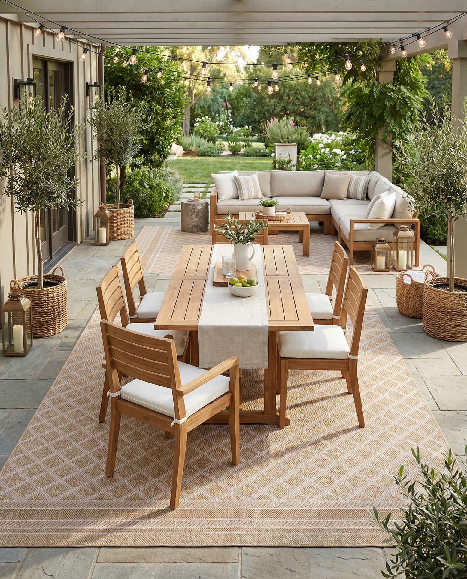 9' x 12' Easy-Clean Trellis Indoor / Outdoor Rug