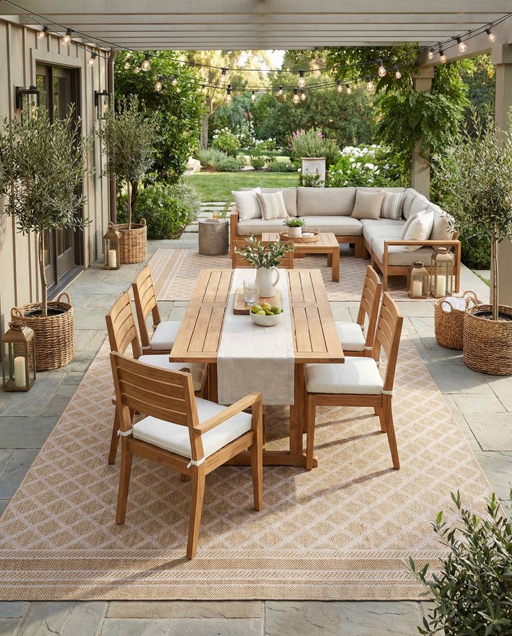 Detail image of 9' x 12' Easy-Clean Lattice Indoor / Outdoor Rug