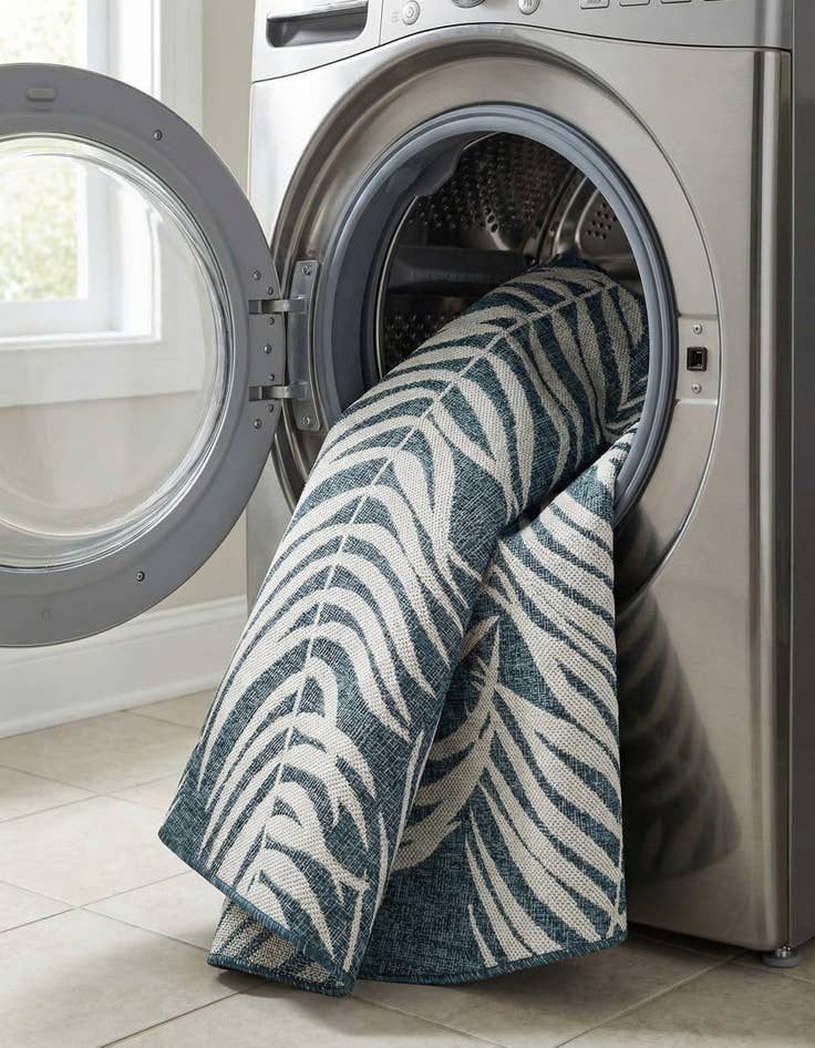 Detail image of 6' x 6'  Washable Botanical Indoor / Outdoor Round Rug