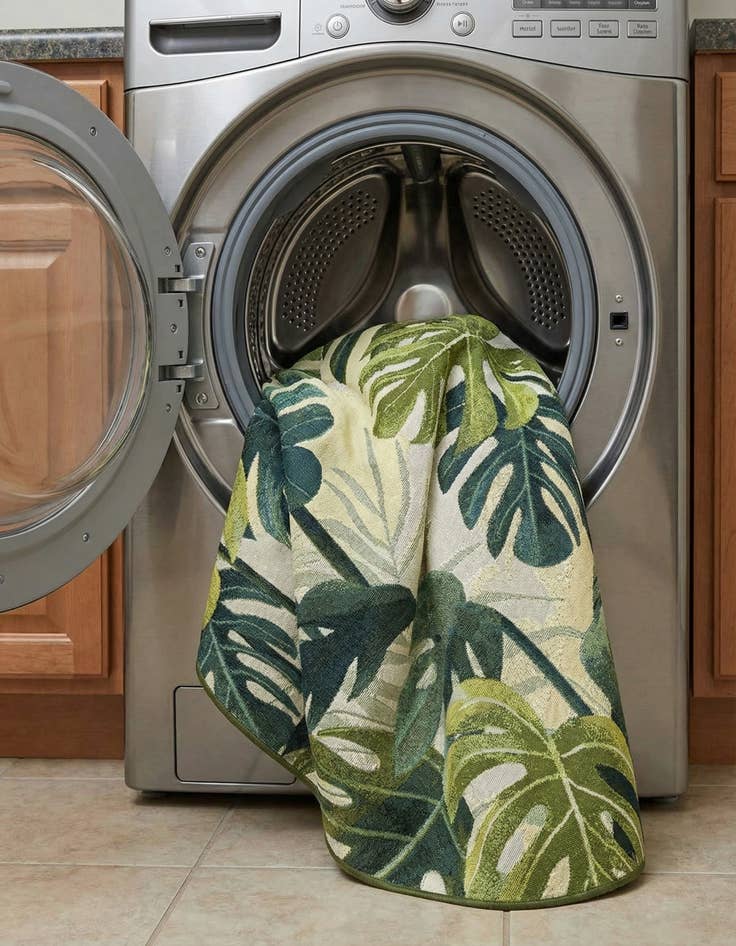 Detail image of 5' x 5'  Washable Botanical Indoor / Outdoor Round Rug