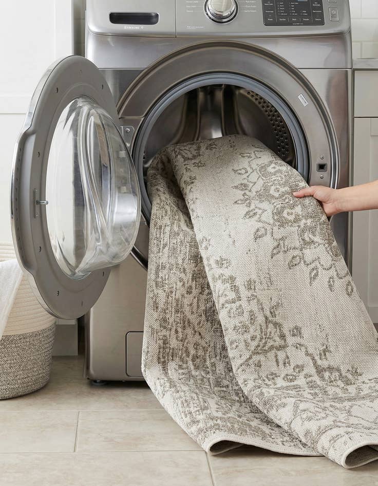 Detail image of  6' x 9'  Washable Traditional Indoor / Outdoor Rug