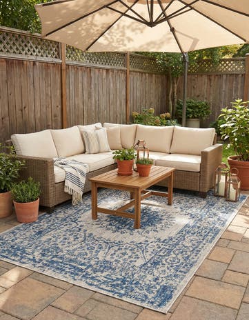 6' x 9' Easy-Clean Traditional Indoor / Outdoor Rug