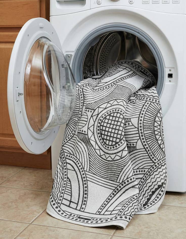 Detail image of 6' x 6'  Washable Traditional Indoor / Outdoor Round Rug