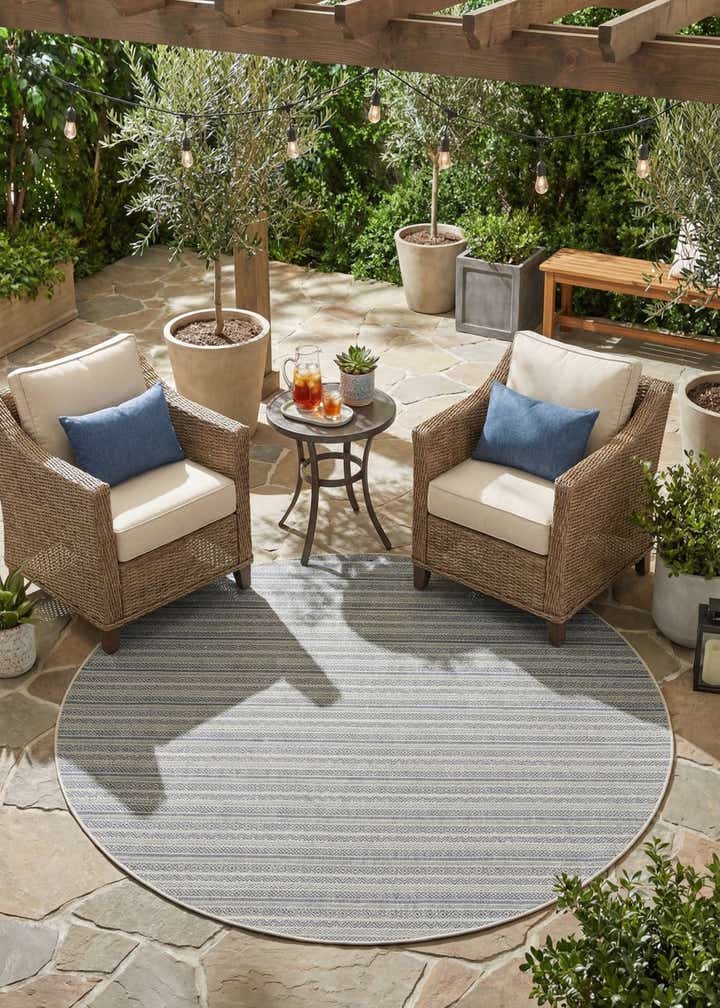 10' x 10' Easy-Clean Striped Indoor / Outdoor Round Rug