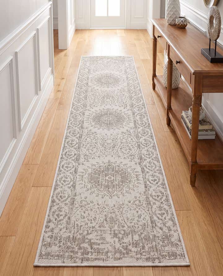 2' x 8' Easy-Clean Traditional Indoor / Outdoor Runner Rug