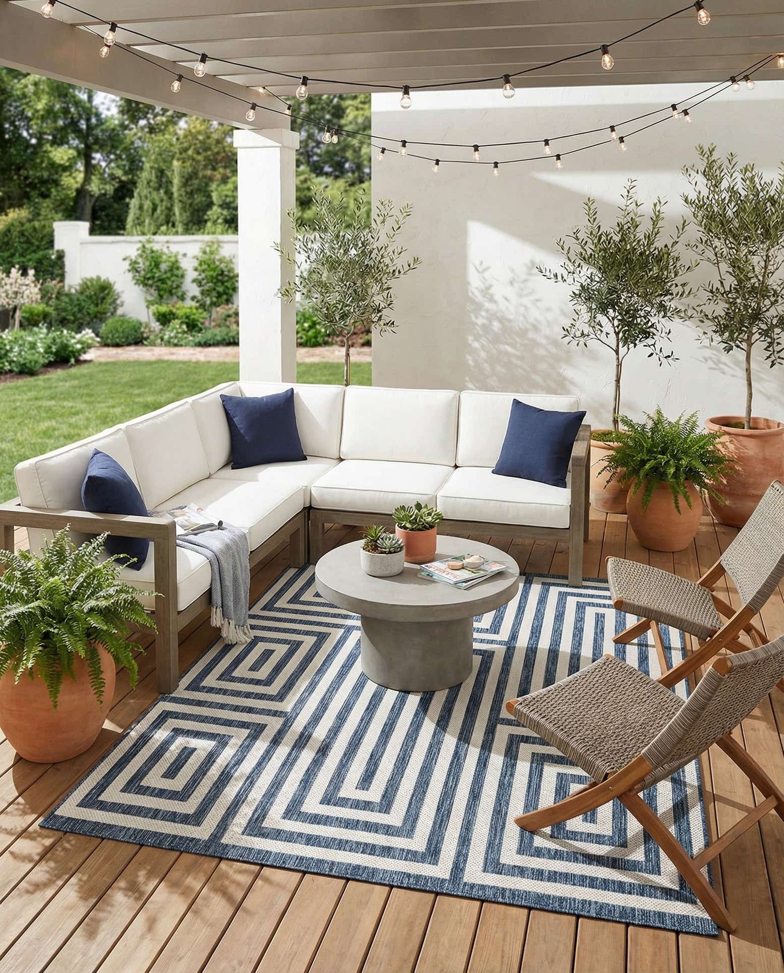 7' 10 x 7' 10 Easy-Clean Modern Indoor / Outdoor Square Rug