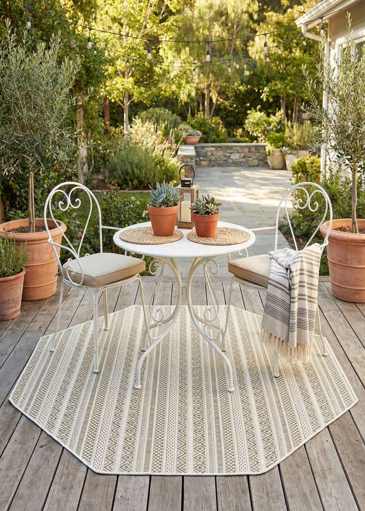 5' 3 x 5' 3 Easy-Clean Striped Indoor / Outdoor Octagon Rug