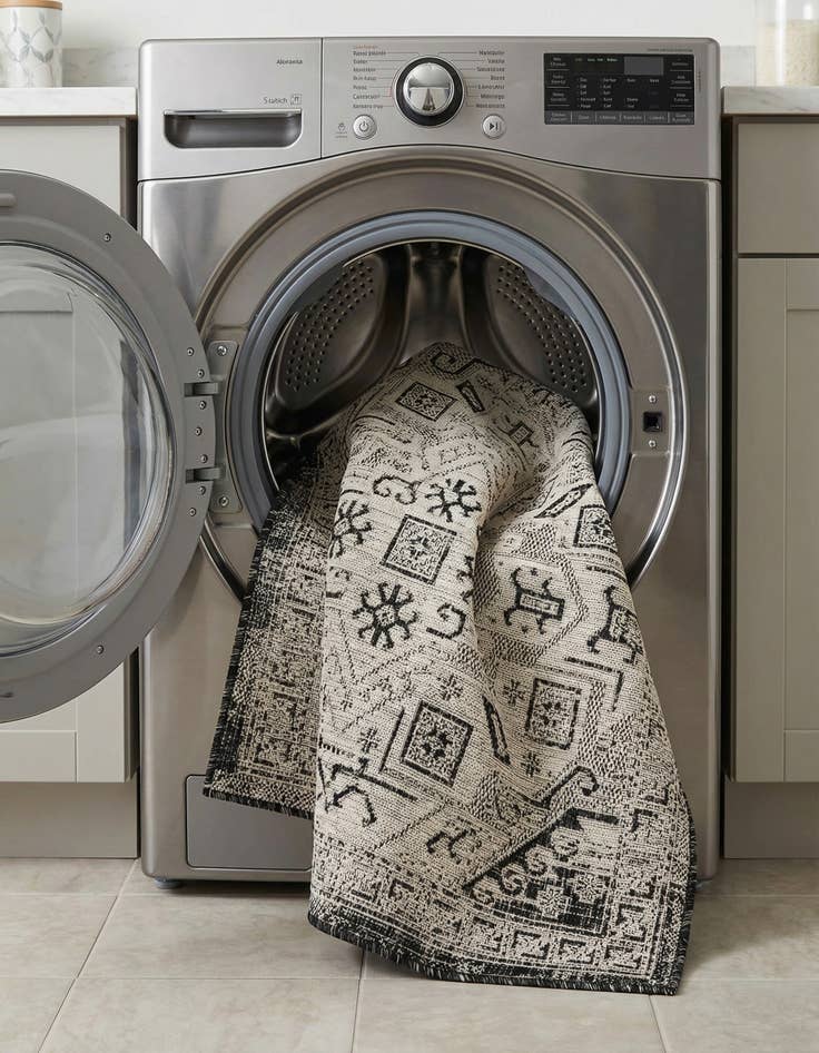 Detail image of 4' x 6'  Washable Aztec Indoor / Outdoor Rug