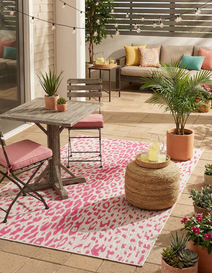 Detail image of 5' 3 x 8' Easy-Clean Safari Indoor / Outdoor Rug