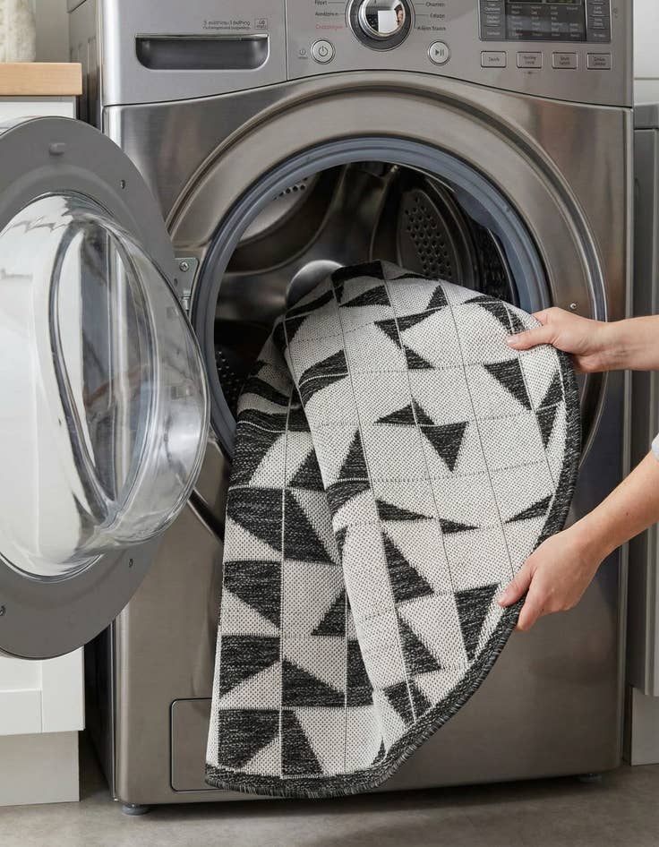 Detail image of 3' x 3'  Washable Modern Indoor / Outdoor Round Rug