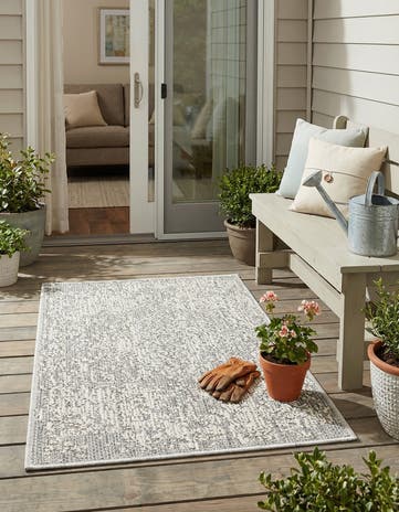 2' x 3' 1 Easy-Clean Traditional Indoor / Outdoor Rug