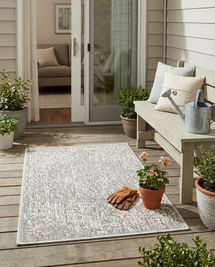 2' x 3' 1 Easy-Clean Traditional Indoor / Outdoor Rug